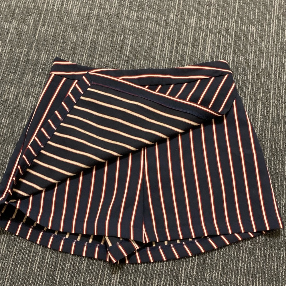 Zip up striped shorts! - Picture 2 of 4